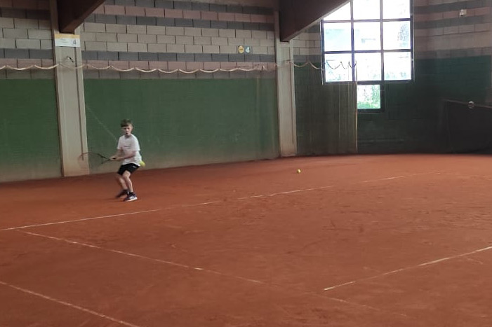 Elia beim Einzel in der Tennishalle